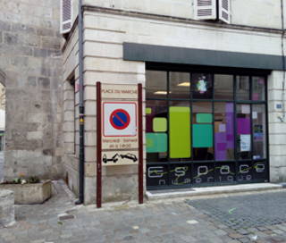 Bureau privé 6 m² 1 poste Coworking Rue Grosse Horloge Saint-Jean-d'Angély 17400 - photo 1